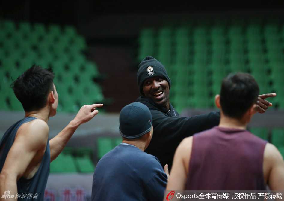 布莱切笑容灿烂心情大好，训练中展现轻松一面