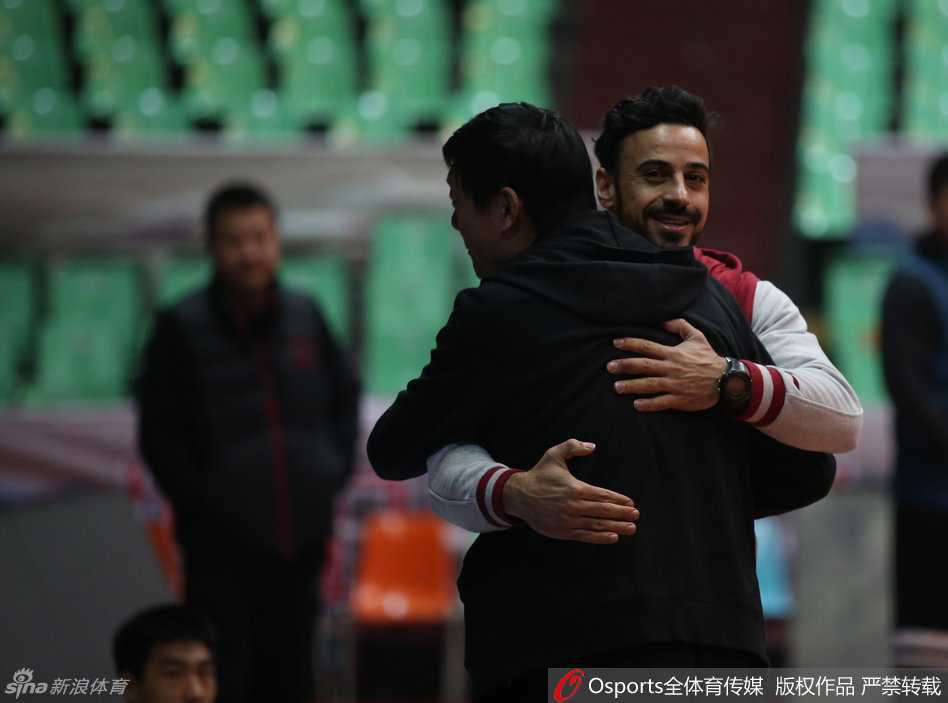 李根持球突破犀利如刀，冲击篮筐势不可挡