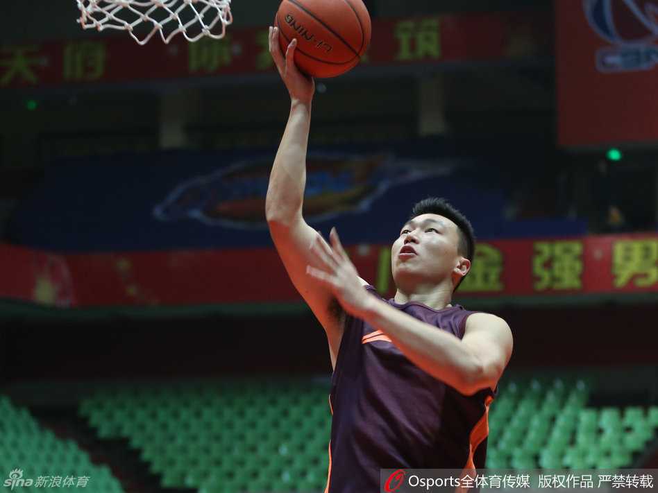 西热力江热身训练与队友认真交流战术