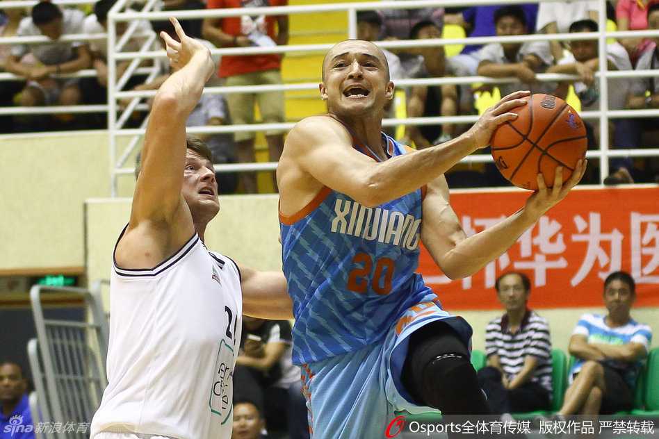 年轻后卫王子瑞像一匹快马，在防守反击中高速持球推进，眼睛像雷达般扫描前场，寻找着最佳的传球线路，准备随时发动致命一传。