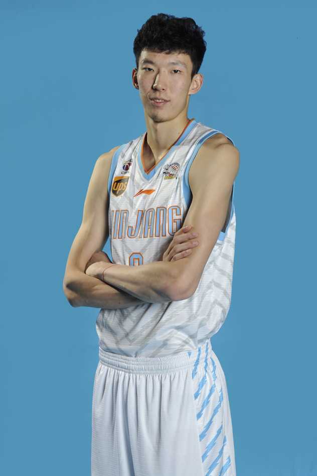 新疆飞虎群英谱:那些不长肉的真巨头与他们的冠军拼图 镜头前,新疆队主帅李秋平指导目光如炬,眉宇间透露着战术家的沉稳,他的爱徒罗旭东在一旁凝神静听,仿佛下一秒就要上场拼杀。