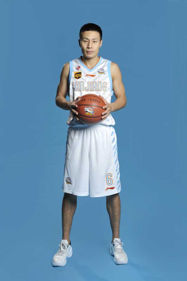 新疆飞虎群英谱:那些不长肉的真巨头与他们的冠军拼图 新疆双外援布莱切和亚当斯在场上击掌,胖胖的布莱切笑眼弯弯,灵动的亚当斯神情专注,这是新疆队当年攻城拔寨的黄金二人组。