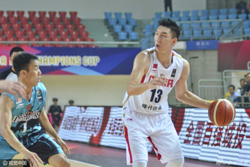 周琦面对防守悍然持球，他修长的身形在场上格外醒目，利用身高臂长的优势高举高打，手腕轻柔一抖，篮球划出一道优美的弧线飞向篮筐。