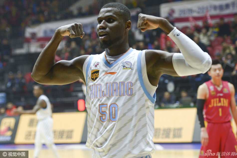 新疆飞虎青春风暴横扫吉林 周琦平纪录王子瑞一夜成名 周琦在吉林队内线高高跃起,如揽月一般将球从空中摘下,展现出他惊人的臂展和出色的篮板球意识,此役他拼下7个篮板。