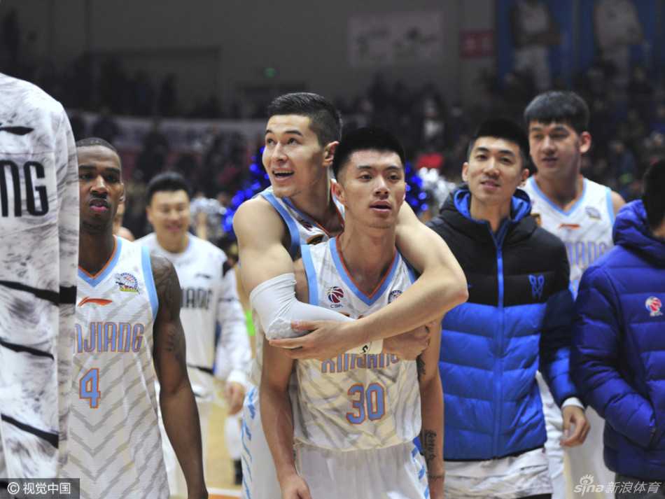 新疆飞虎青春风暴横扫吉林 周琦平纪录王子瑞一夜成名 新疆广汇男篮外援本蒂尔在终场哨响后握拳怒吼,与身旁的队友激情撞胸庆祝这场来之不易的逆转大胜,现场气氛瞬间被点燃。