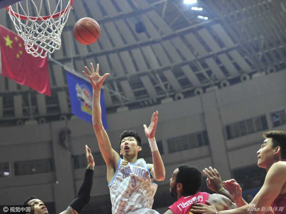 新疆飞虎青春风暴横扫吉林 周琦平纪录王子瑞一夜成名 小外援亚当斯在吉林队两人的包夹防守下强行突破,他重心压低,篮球在手中灵活运转,试图在人群中杀出一条血路。