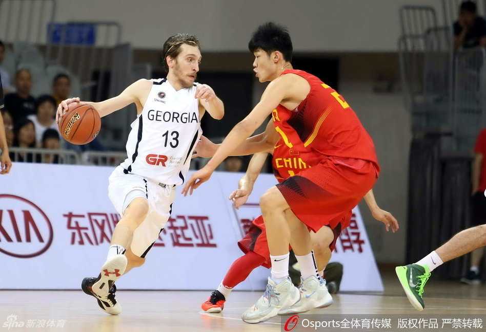 新虎王崔晋铭的篮球江湖 常林犹如空中屏障一般送出一记大帽,瞬间点燃主场球迷的激情