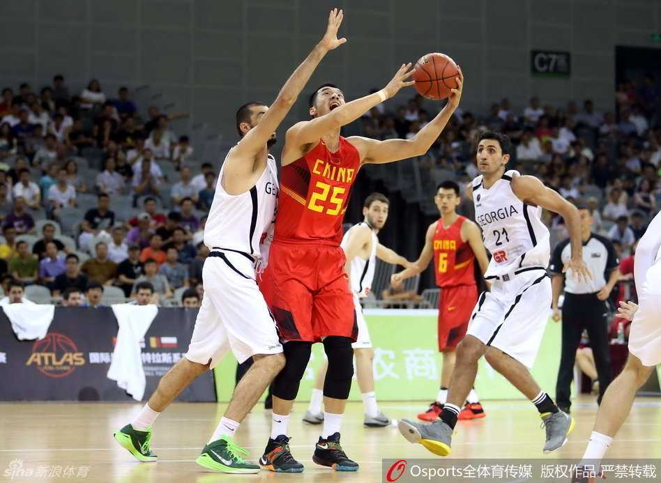 新虎王崔晋铭的篮球江湖 方硕面对紧逼防守依然闲庭信步般控球,展现出大心脏球员的本色