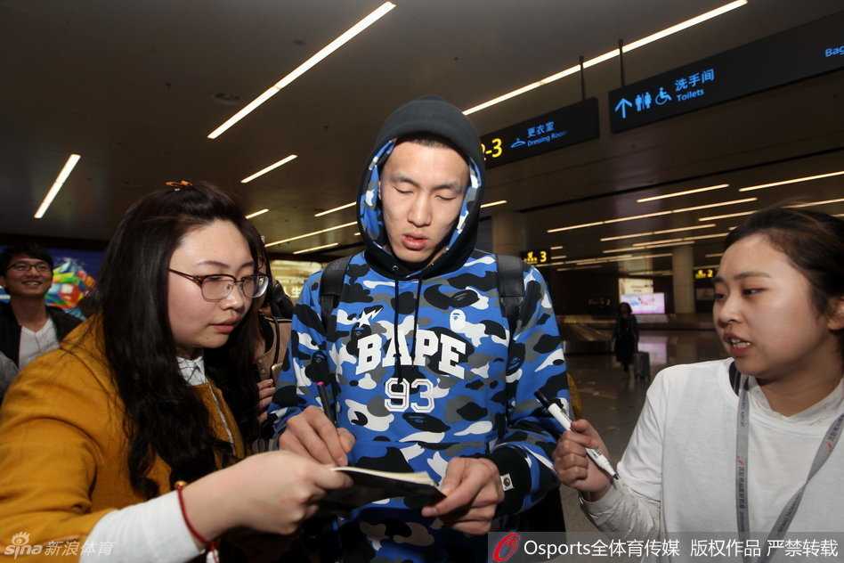 无论成败与辽同在,辽篮将士载誉归乡受英雄礼遇 队长杨鸣戴着口罩低调现身,即便在匆忙的步履中,他那俊朗的外表依旧被眼尖的球迷认出,举手投足间散发着辽篮老将的沉稳与从容。