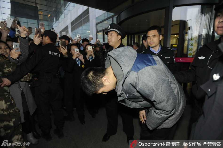 无论成败与辽同在,辽篮将士载誉归乡受英雄礼遇 贺天举手缠白色绷带清晰可见,他低头缓步前行,虽然神情间难掩失落,但身旁队友的陪伴和现场球迷的呐喊,让他这次伤心的旅程变得不再孤单。