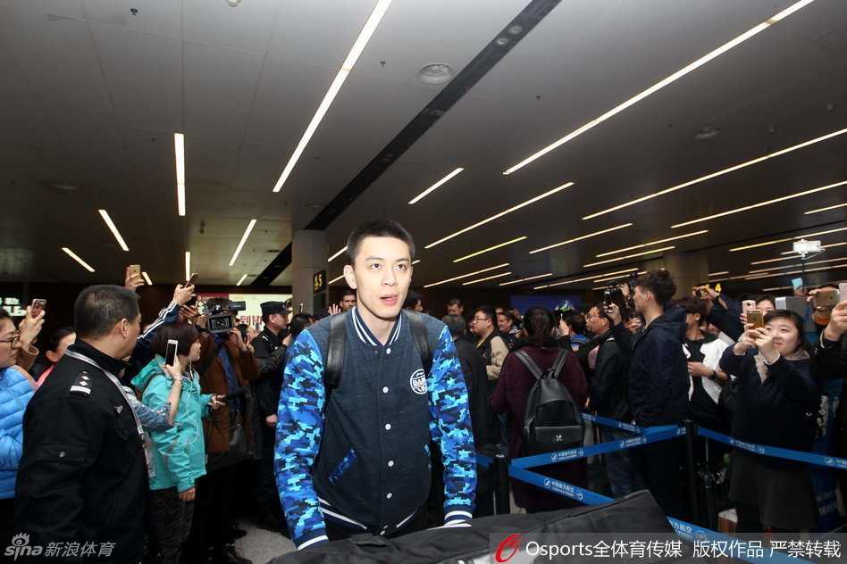 无论成败与辽同在,辽篮将士载誉归乡受英雄礼遇 一条巨大的黄色条幅在人群中高高举起,上面写着“无论成败 与辽同在”八个大字,这简单的口号凝聚了球迷对球队最深情的告白,也成为了当天接机最真实的写照。