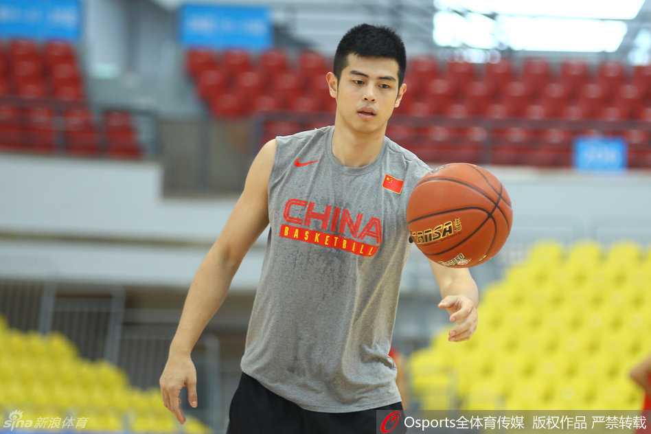 在球迷的欢呼声中，方硕微笑着挥手致意，他的眼神中既有对过去奋斗岁月的感慨，也有对未来征程的无限憧憬，这位京城少侠的故事仍在继续。