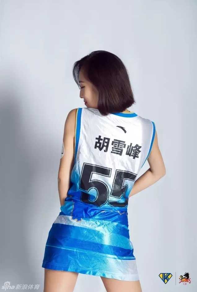 身披略显短小的战袍，宝贝眼神俏皮，仿佛在问是否还记得这件经典战袍的光辉岁月