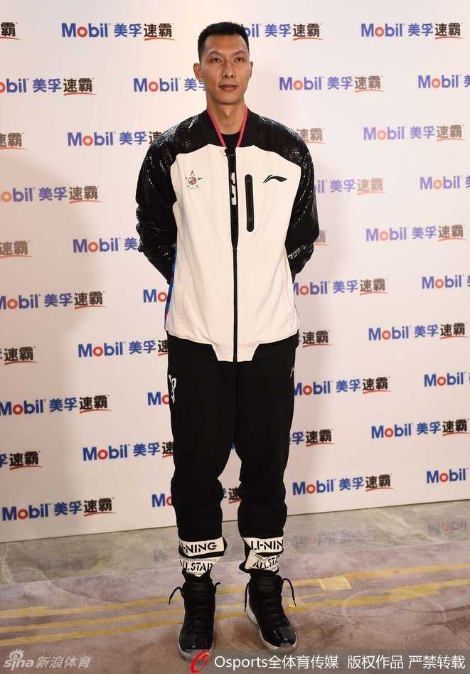 身穿浅色休闲装的易建联显得帅气逼人，面对镜头露出一贯自信的表情，被球迷亲切称为帅气阿联