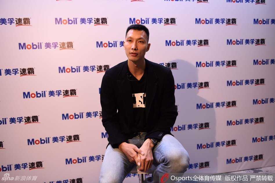 全明星赛前发布会上，北方明星队的四名首发球员与靓丽主持人站成一排，每个人的脸上都绽放着开心的笑容