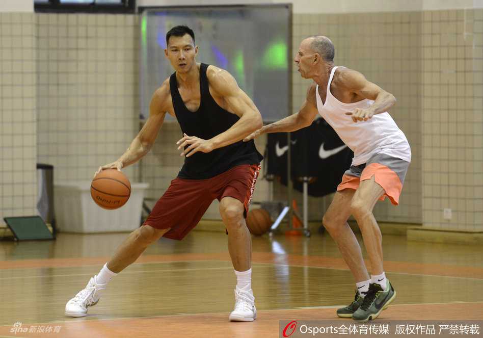 阿联正进行背身单打练习，他用力倚靠着假想的防守者，扎实的下肢力量让他在对抗中依然能保持完美的平衡。