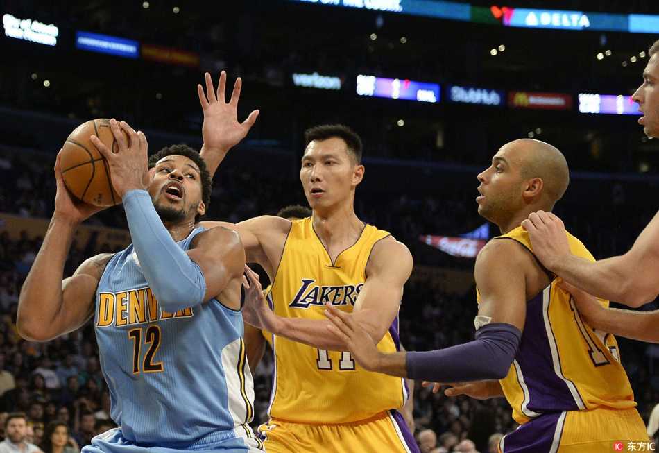 当被替换下场时，易建联神情平静地与队友击掌，虽然数据平平，但他已在这十分钟里倾尽所有。