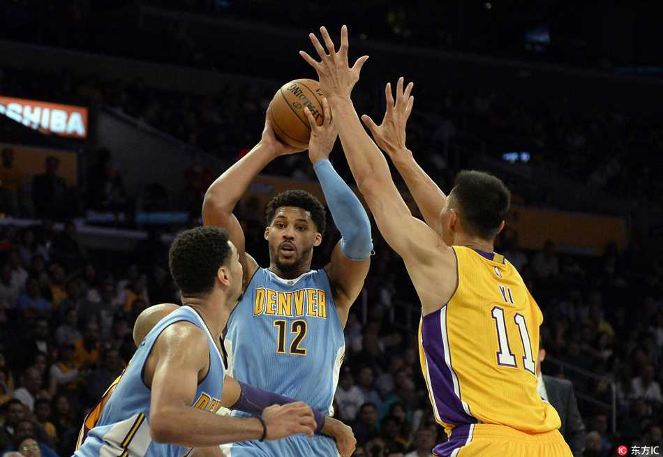 易建联在三分线外果断出手，皮球在空中划出弧线，整个球馆的目光都聚焦于此，气氛紧张到了极点。