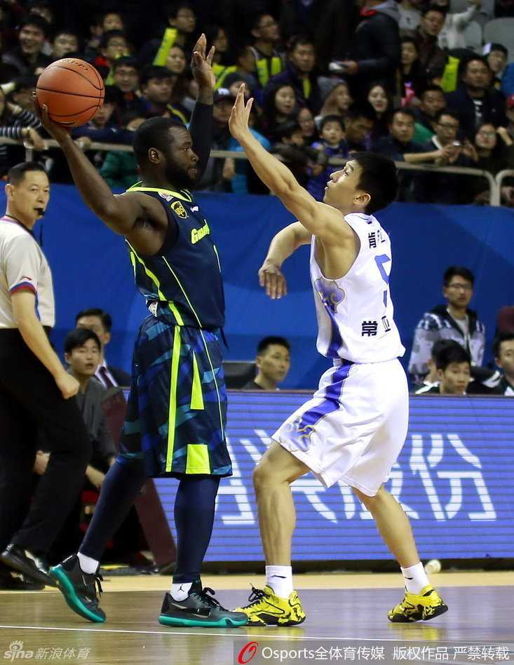 易建联高高跃起，在空中用单手将球揽入怀中，完成一次关键的篮板球争抢，眼神中充满对胜利的渴望。