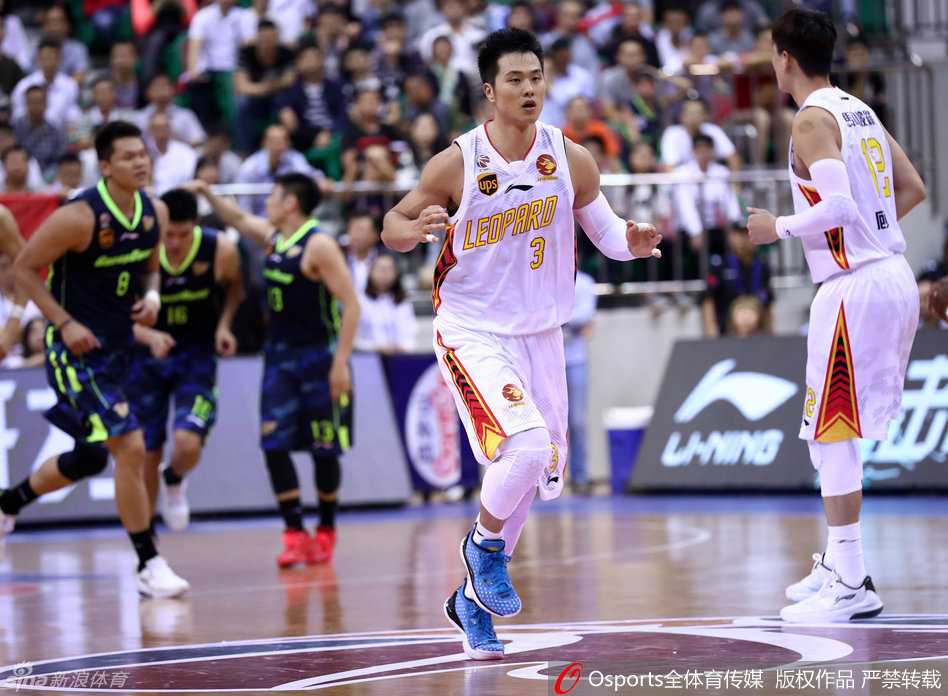 主教练杜峰在场边拉着一位球员的胳膊，神情严肃地进行战术指导，另一只手正在比划着场上的跑位路线。