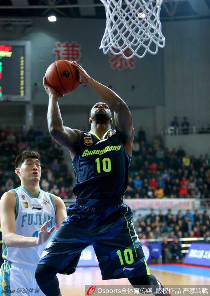 朱芳雨持球直杀篮下，肌肉线条在发力中清晰可见，他顶着防守人强行起跳，指尖轻柔地将球送向篮板，这是典型的小猪式强硬上篮