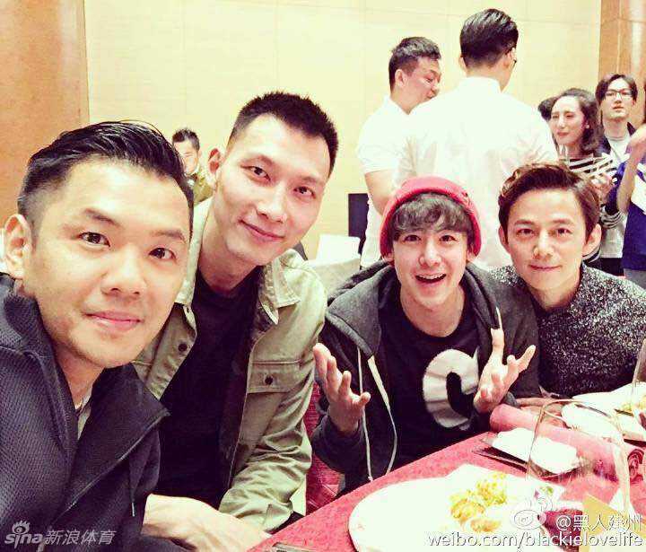 易建联与高大的黑人陈建州在节目中亲切合影，两人面带微笑，虽然是对手但私交甚笃，画面充满了惺惺相惜的友谊。