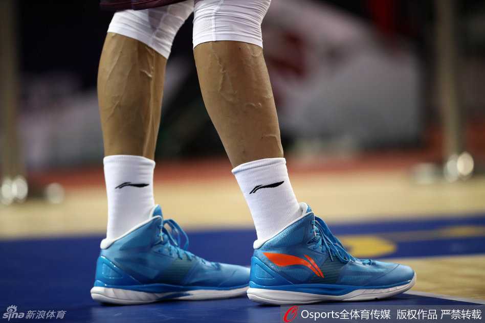特写镜头下，易建联脚上的李宁“超轻十代”战靴纹理清晰，这双复刻经典承载着无数期待，它将陪伴阿联在今晚的比赛中冲锋陷阵。