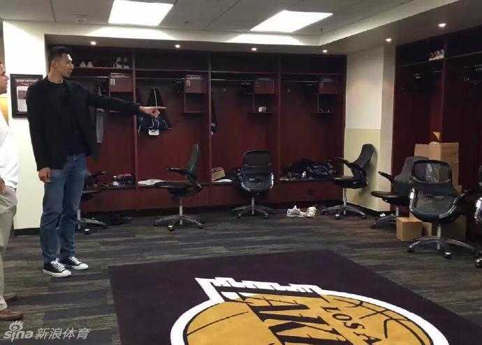 易建联在训练场上进行拉伸，身体状态极佳，为新赛季的激烈竞争做好了充分准备。