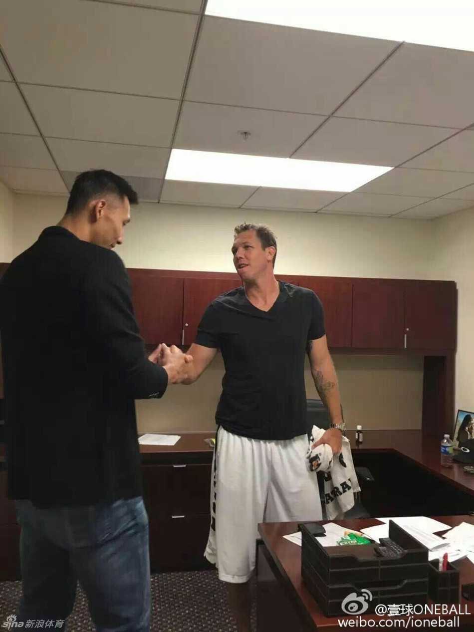 签约仪式后，易建联与湖人队主教练卢克·沃顿亲切握手，两人脸上都带着对未来的憧憬。