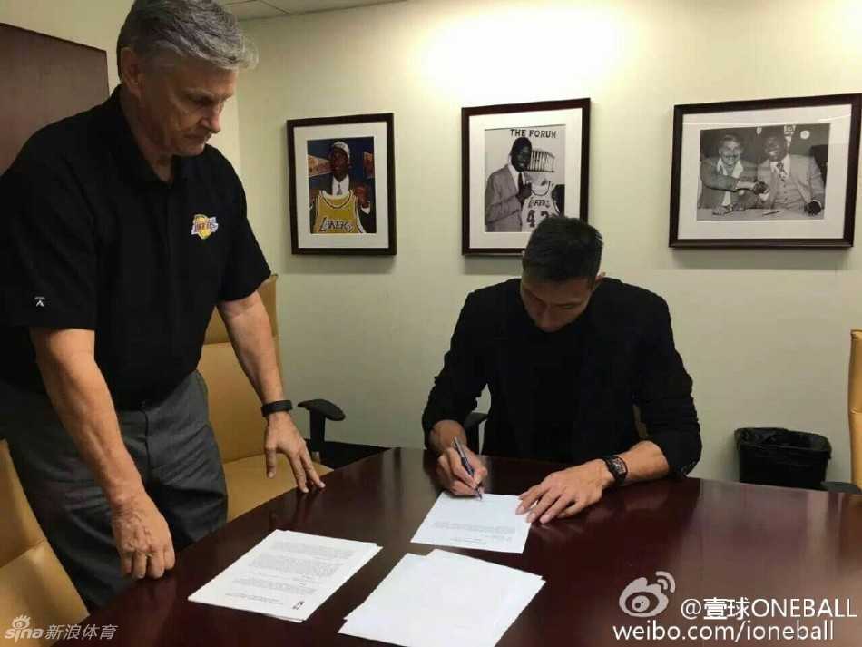 易建联站在湖人队传奇的更衣室内，注视着墙上的照片，感受着这支豪门球队深厚的底蕴。