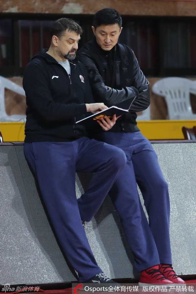 赛前场边出现温馨一幕，杜峰与前来观战的中国篮球传奇王治郅亲切交谈，两人面带微笑。