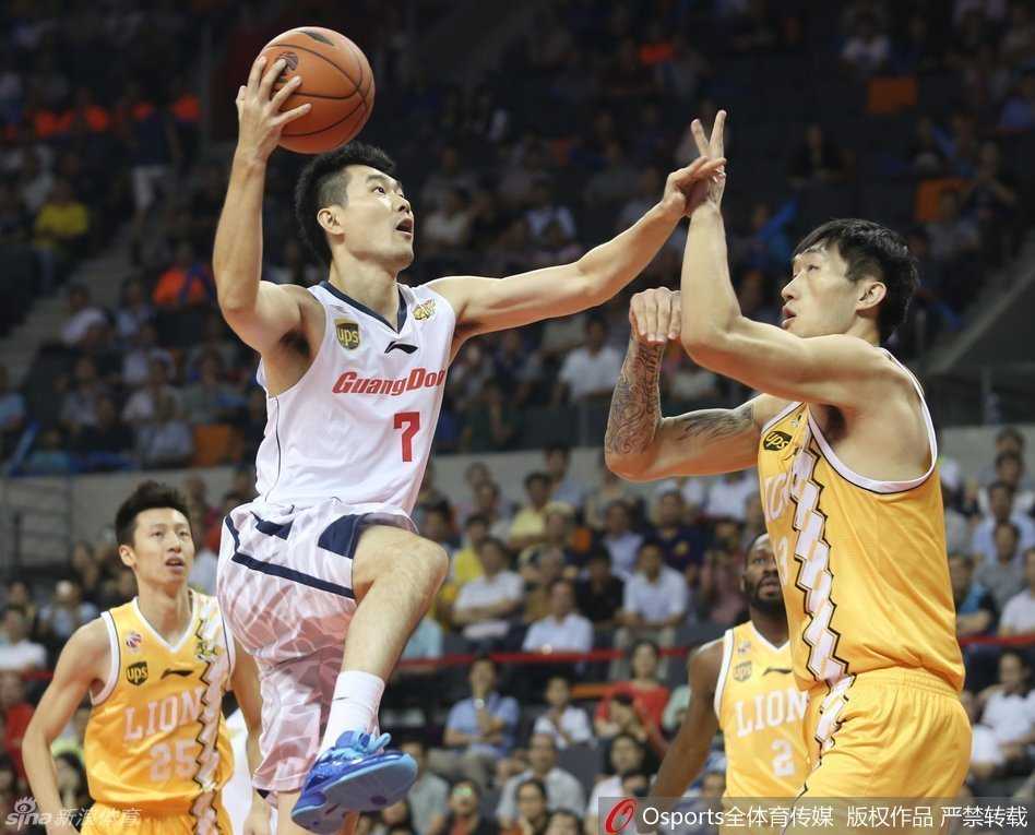 王仕鹏如尖刀般犀利突破，瞬间撕裂广厦防线，眼神中满是杀伐决断。