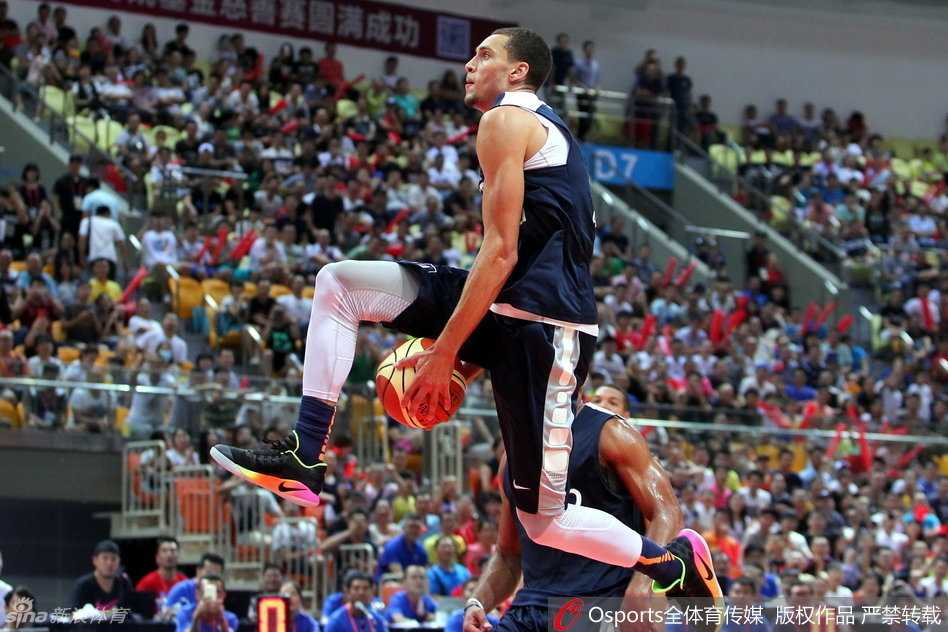 方硕犹如一道白色闪电，果断持球杀入禁区。他迎着防守球员高高跃起，手腕轻轻一抖，皮球划出一道完美的弧线落网，这次突破上篮展现了他作为后卫的大心脏与扎实基本功。