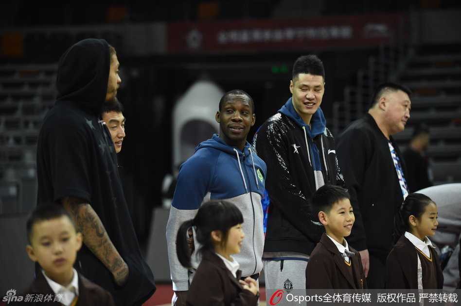 辽宁队外援哈德森在彩排中表情专注中带着一丝茫然，眼神游离，呆萌神态令人忍俊不禁。