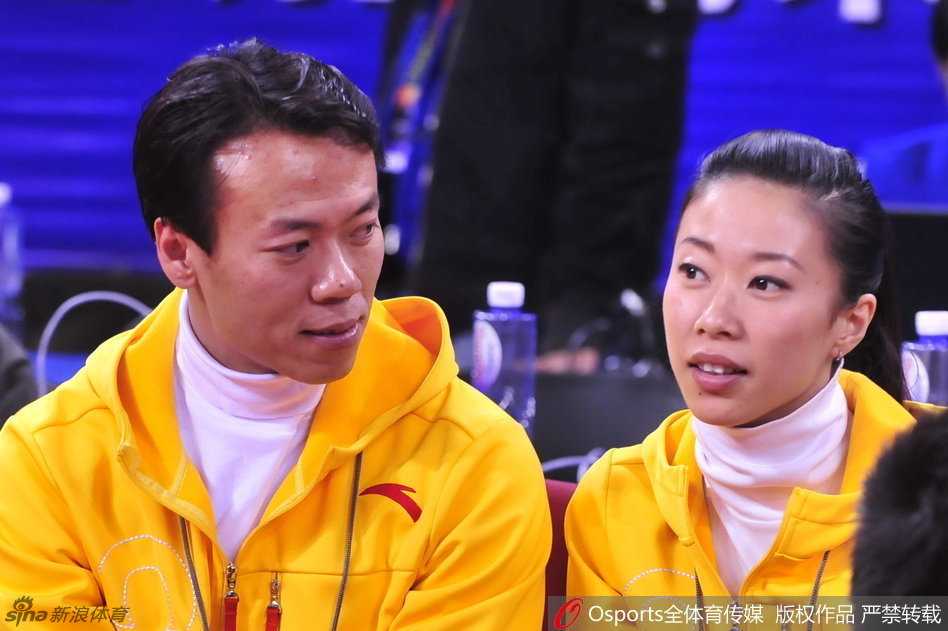 冰上伉俪申雪与赵宏博现身CBA全明星赛场，两人在扣篮大赛评委席上默契对视，举手投足间尽显冠军风采与甜蜜。
