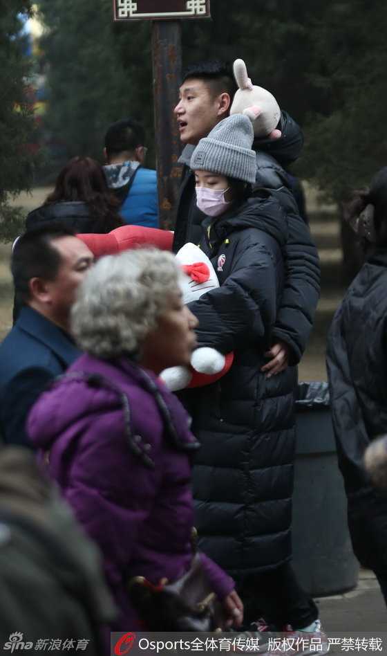 在一个射击游戏的摊位前，常林微微侧身，温柔地护住身旁的女伴，他那挺拔的身姿和超过两米的身高，即便是在拥挤的人群中也显得鹤立鸡群，极具辨识度。