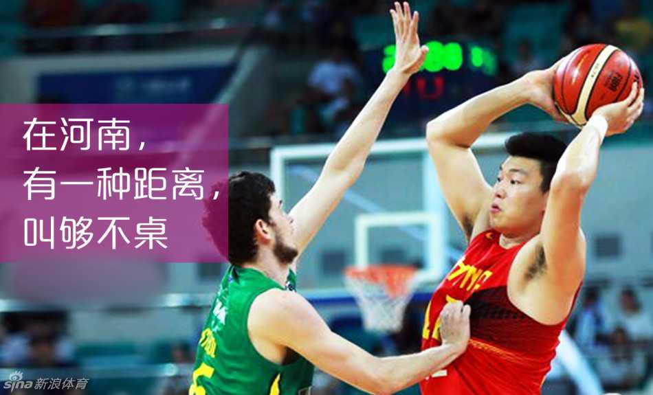 李根老师做出夸张的搓手动作，眉头紧锁，一副“可桌急”却又无可奈何的可爱模样。