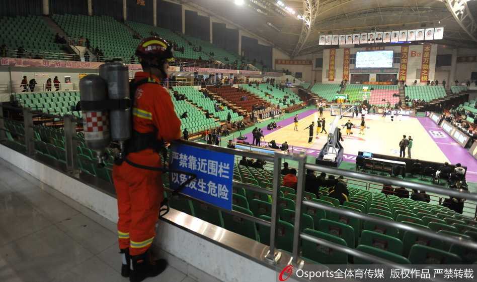 辽宁外援哈德森手感冰凉，在投篮打铁后神情落寞，无奈地摇头叹息
