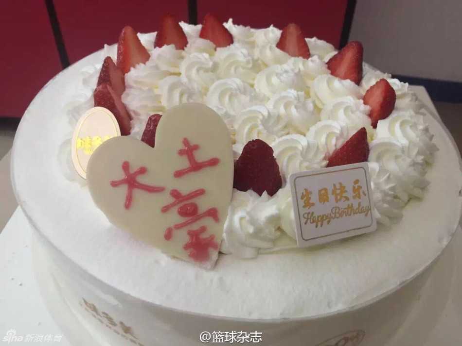 遭遇“重创”的李慕豪好不容易从蛋糕中抬起头喘口气，脸上挂满了奶油，那副生无可恋又夹杂着几分笑意的表情，让在场的队友全部笑翻。