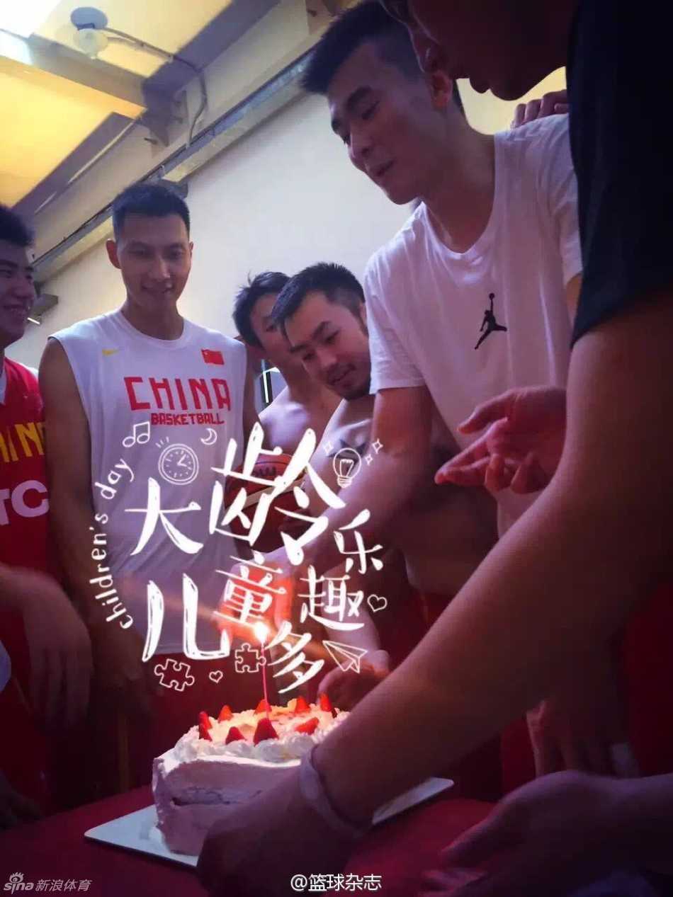 几秒钟前还整齐切蛋糕的温馨画面瞬间崩塌，李慕豪被队友偷袭，整张脸被死死地摁在奶油里，上演了一出真正的“以脸洗面”。