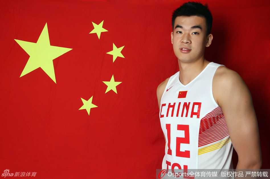 少年时期的李慕豪，身穿青年队战袍，眼神中带着一丝青涩与对未来的无限憧憬，身高的优势在人群中格外显眼。