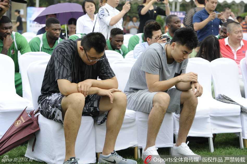 李晓旭妙语连珠逗乐大韩,辽宁男篮精英赛发布会欢乐多 发布会尾声,全体人员合影留念,李晓旭站在后排,脸上的坏笑仍未褪去,为这张严肃的大合影增添了一丝趣味。