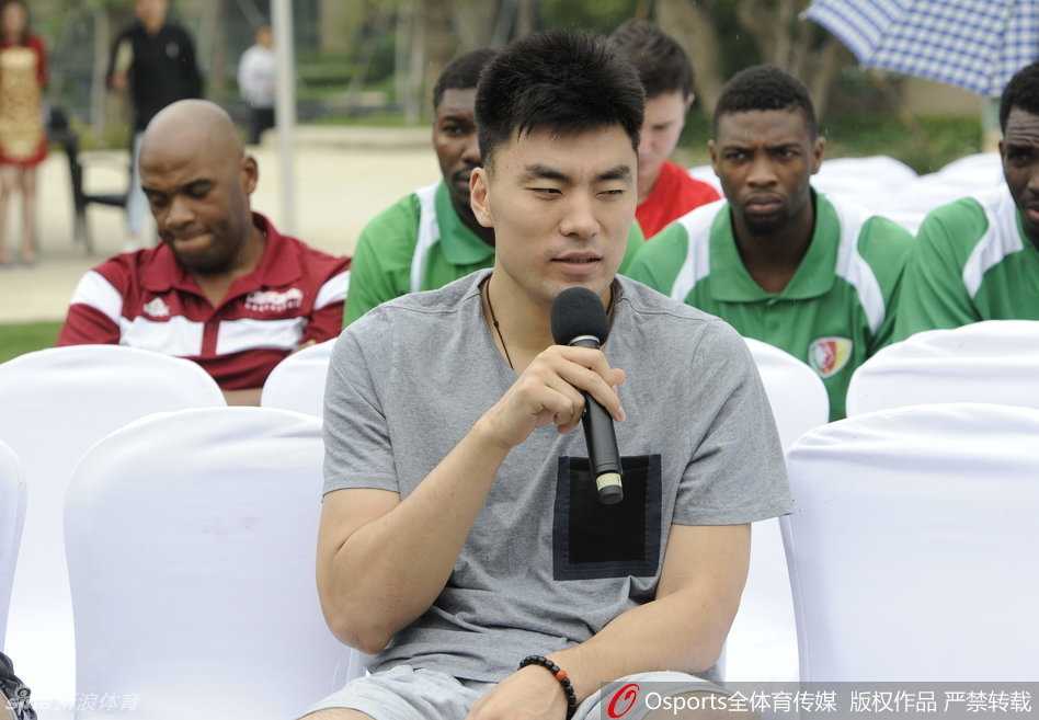 李晓旭妙语连珠逗乐大韩,辽宁男篮精英赛发布会欢乐多 轮到李晓旭发言时,他侧身对着韩德君说着什么,脸上露出标志性的‘坏笑’,似乎在分享一个有趣的笑话。