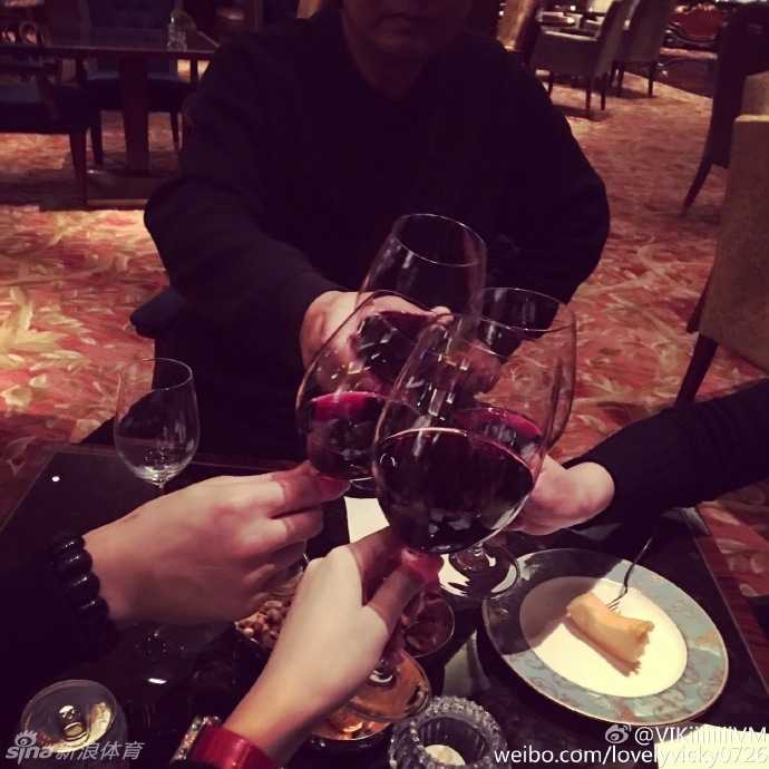 镜中自拍，气质不凡的她即便是最简单的日常，也透露出令人心动的时尚感