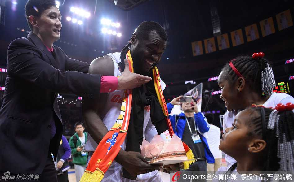 主教练杜锋难掩激动之情，抱住拜纳姆的头送上了一记热情的亲吻，拜纳姆则满脸惊喜地接受着这份来自主帅的特别祝福，场面温馨又充满喜感。