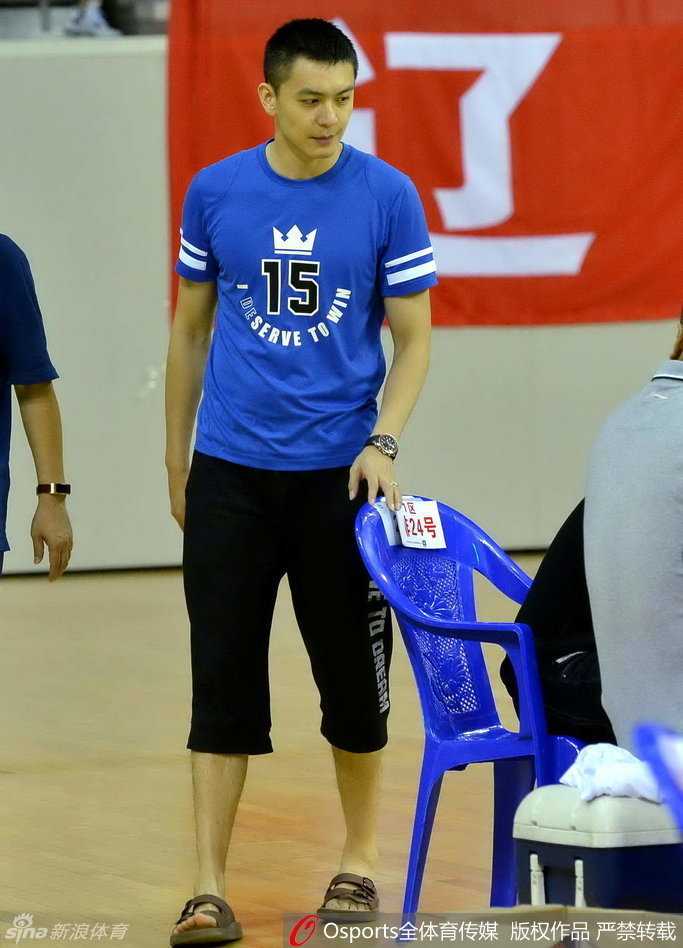 杨鸣现身沈阳精英赛,场边一举一动皆是风景 杨鸣托腮静坐于场边,眼神深邃而锐利,全神贯注地观察着场上的激烈对抗,神情若有所思。