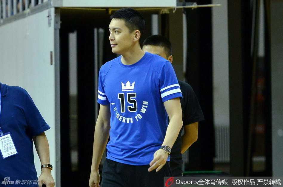 杨鸣现身沈阳精英赛,场边一举一动皆是风景 杨鸣在看台上露出灿烂笑容,心情愉悦地与身边友人交谈,展现出场下阳光温暖的一面。