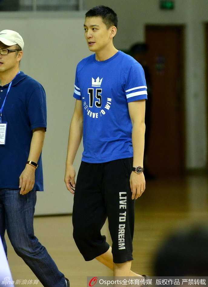 杨鸣现身沈阳精英赛,场边一举一动皆是风景 杨鸣在人群中缓缓穿行,目光专注地寻找着自己的座位,举手投足间尽显从容风度。