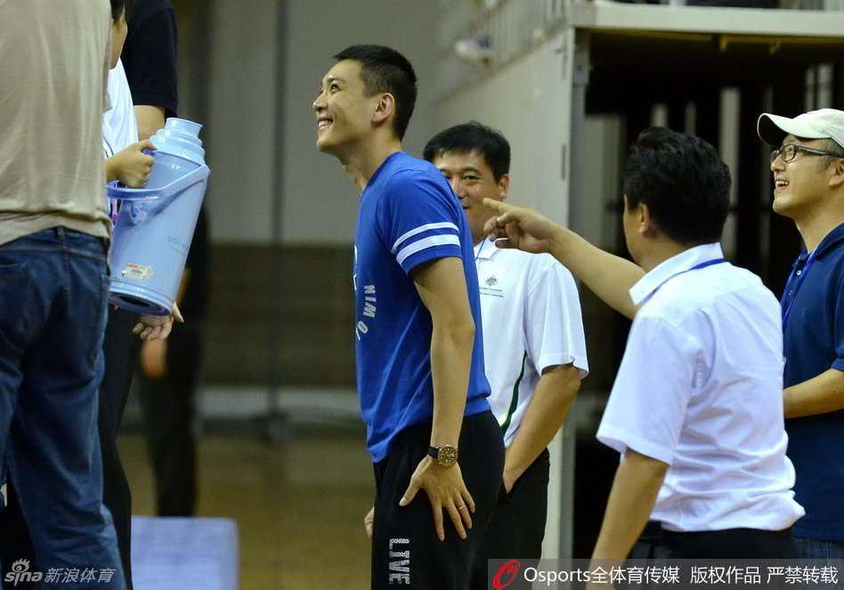 杨鸣现身沈阳精英赛,场边一举一动皆是风景 杨鸣手持水瓶,侧身与身旁的教练组成员认真交流,手指球场方向,似乎在探讨战术细节。