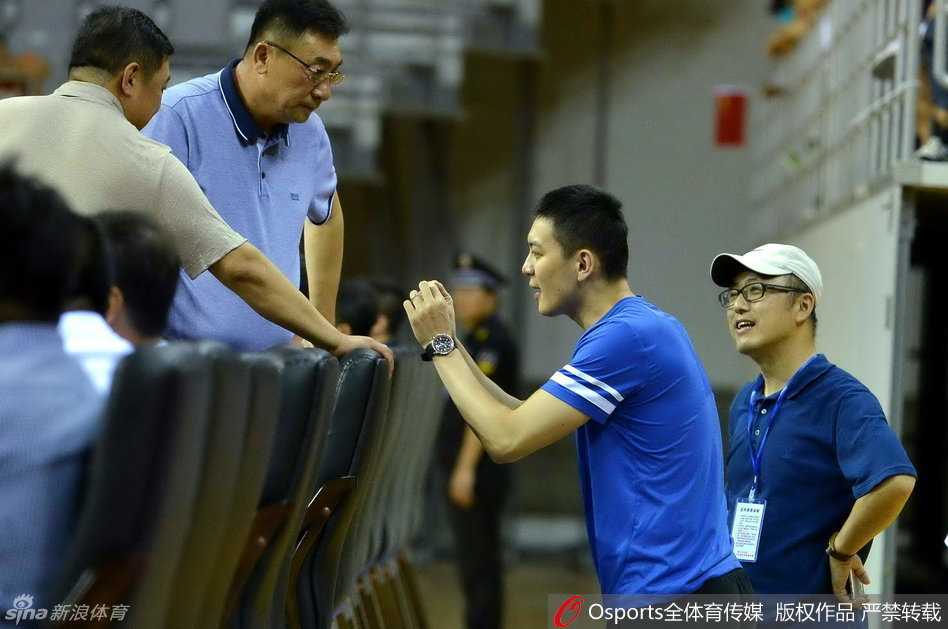 杨鸣现身沈阳精英赛,场边一举一动皆是风景 杨鸣在场边看得入神,身体微微前倾,双手交叉,全神贯注于比赛进程,身边放着那瓶陪伴他观赛的水。